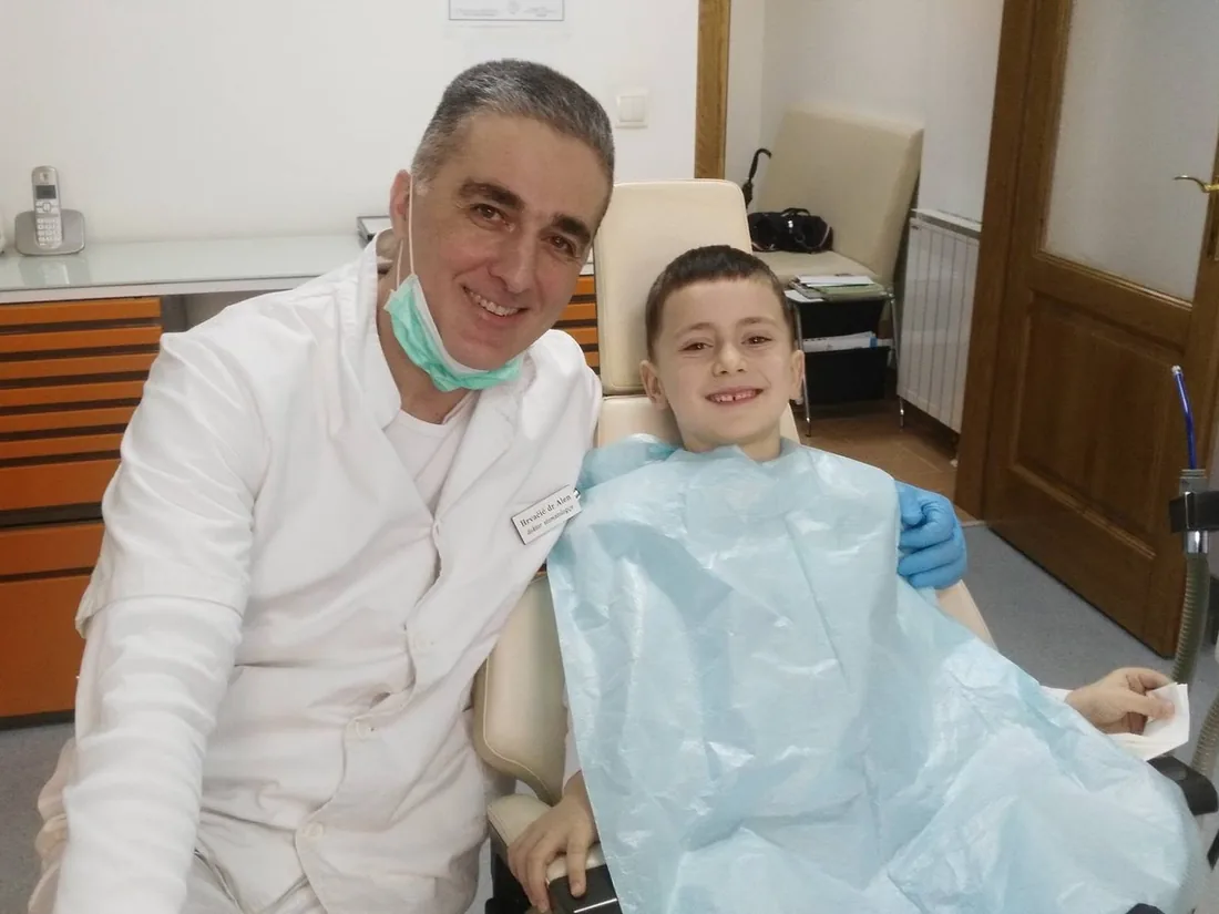Dr. Alen Hrvačić i dječak u stomatološkoj stolici