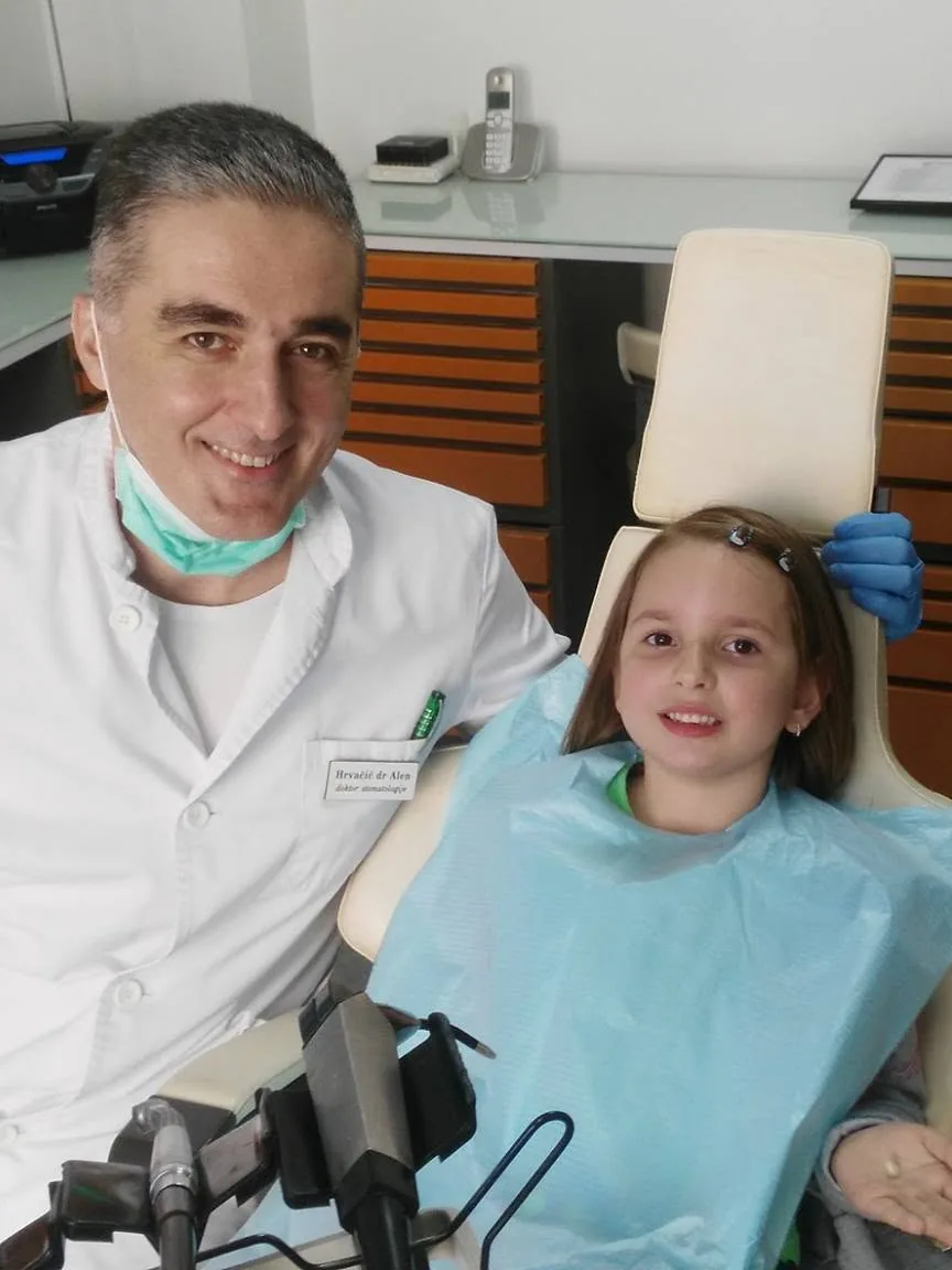 Dr. Alen Hrvačić uz djevojčicu u stomatološkoj stolici